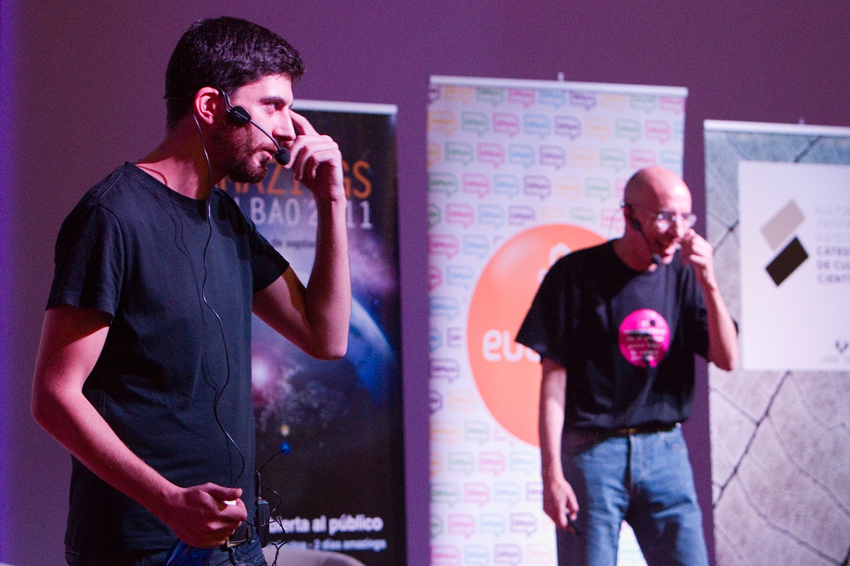 Jose A. Pérez y Luis Alfonso Gámez, presentando 'Escépticos' en el paraninfo de la UPV, en Bilbao. Foto: Javier Pedreira, 'Wicho'.