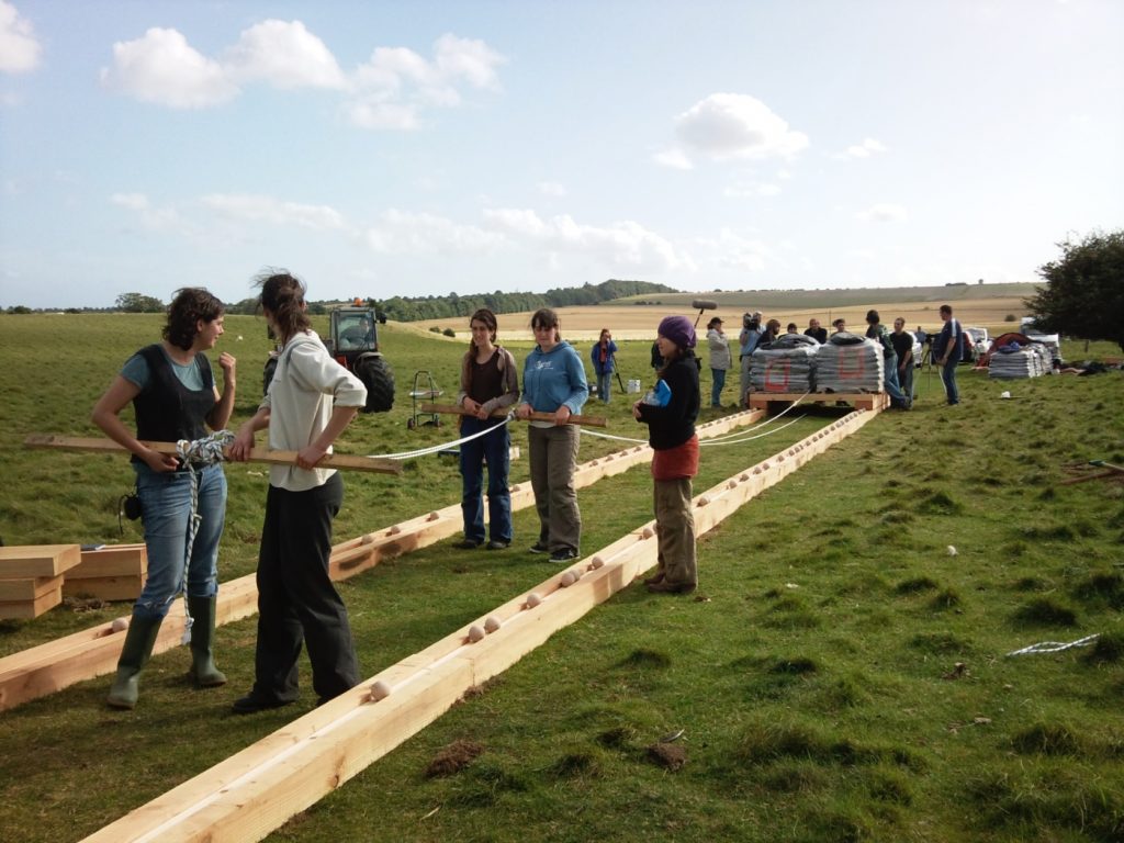 Estudiantes de arqueología participan en uno de los experimentos de 'arrastre' de grandes pesos mediante un sistema de rodamientos de bolas. Foto: Universidad de Exeter.