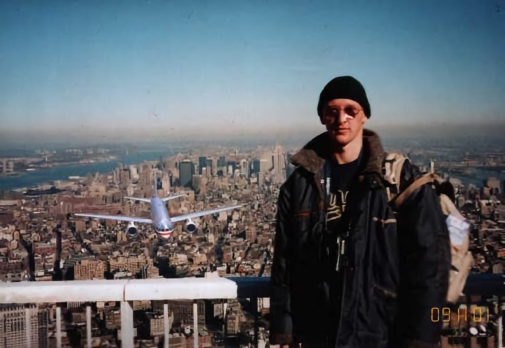 Montaje fotográfico en el que se ha colocado un avión como si fuera a chocar contra el World Trade Center.