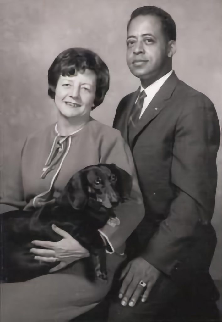 Betty y Barney Hill, con su perro Delsey. Foto: Wikipedia.
