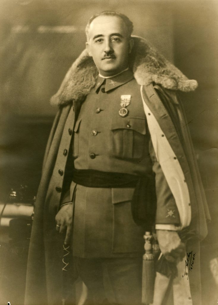 Fotografía del general Francisco Franco con capote de invierno, hacia 1932. Foto: Biblioteca Virtual de Defensa.
