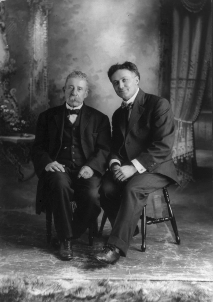 Ira Davenport y Harry Houdini, el 5 de julio de 1911. Foto: Colección McManus-Young / Biblioteca del Congreso de Estados Unidos.