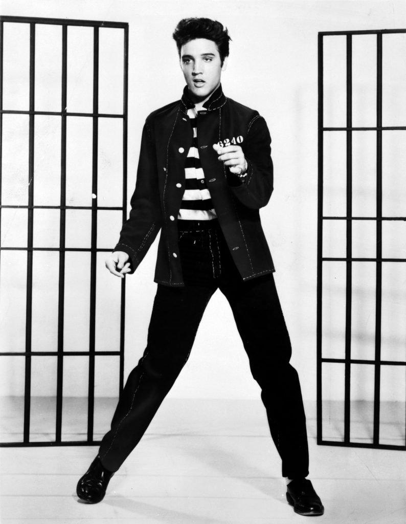 Elvis Presley en una foto publicitaria para la película 'El rock de la cárcel' (1957).