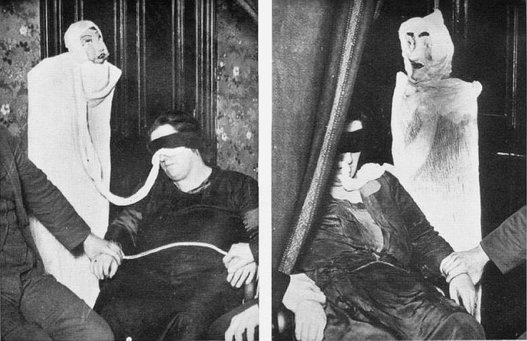 'Fantasmas' materializados durante una sesión espiritista por la médium Helen Duncan, Las caras parecen máscaras, los hombros tienen forma de percha y la ropa tiene trama. Foto: Harvey Metcalfe.