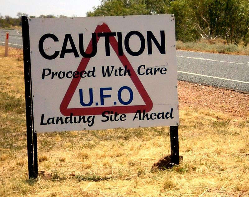 Aviso de un supuesto lugar de aterrizaje de naves extraterrestres en Wycliffe Well, Australia. Foto: Tony Bowden.