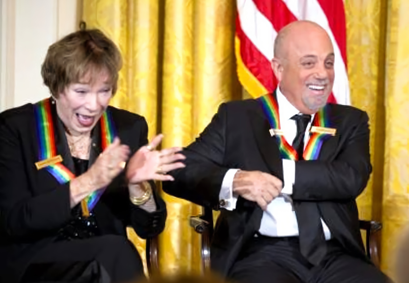 Obama bromea sobre el Área 51 con Shirley MacLaine durante un acto en la Casa Blanca
