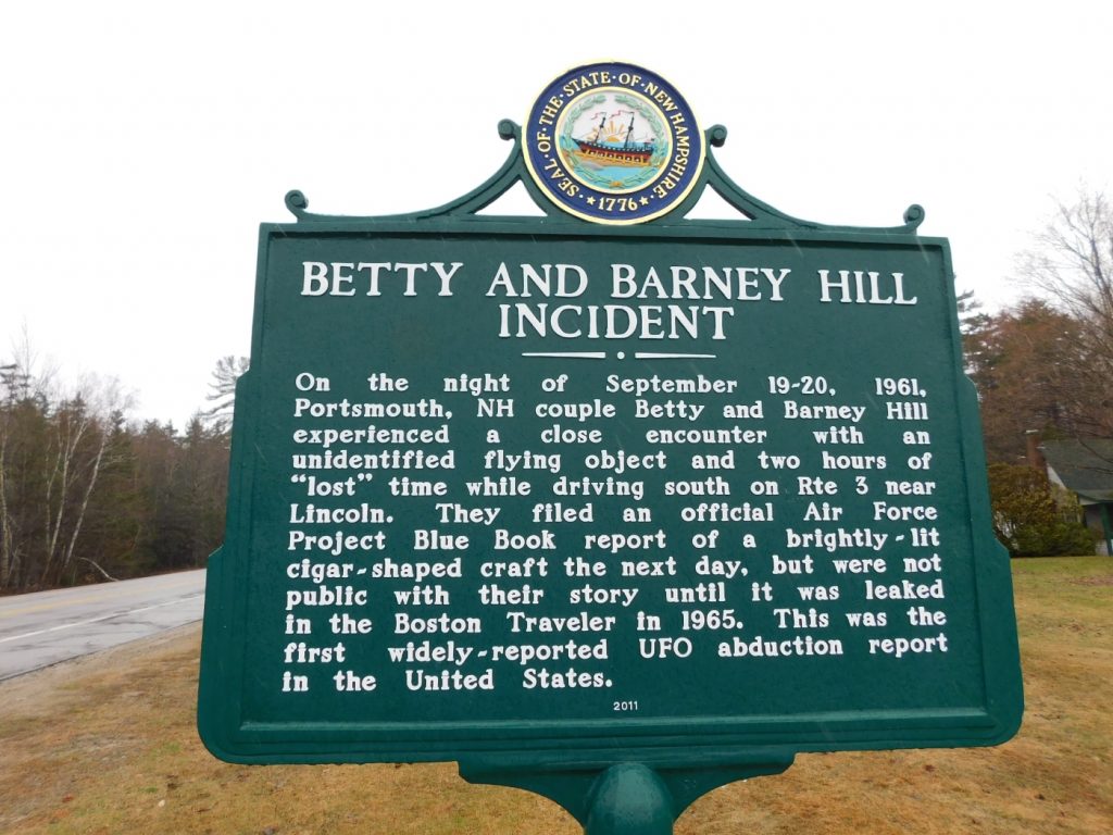 La placa conmemorativa en honor a los primeros abducidos colocada por la División de Patrimonio Histórico de New Hampshire. Foto: Jimmy Emerson, DVM.