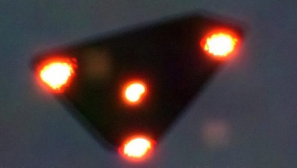 Ovni de la oleada belga de 1990, reproducido en los medios como auténtico hasta que en 2011 el autor de la foto confesó que es un triángulo de poliestireno con cuatro bombillas. Foto: J.S. Henrardi.
