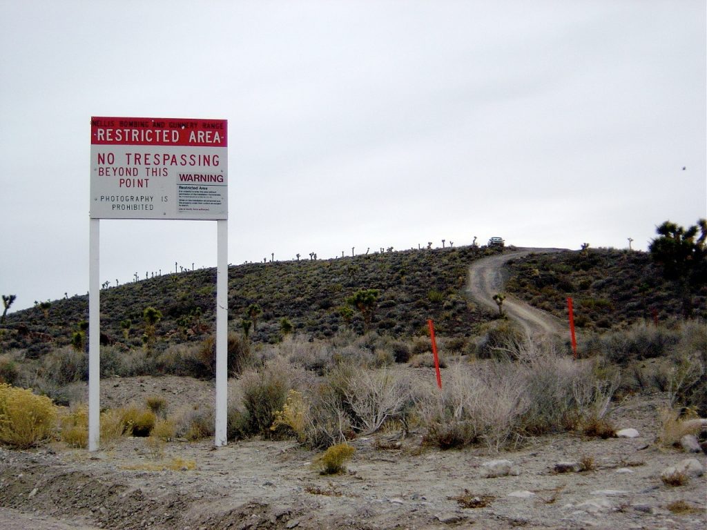 Acaso de advertencia a curiosos en los límites del Área 51, en Nevada. Foto: X51.