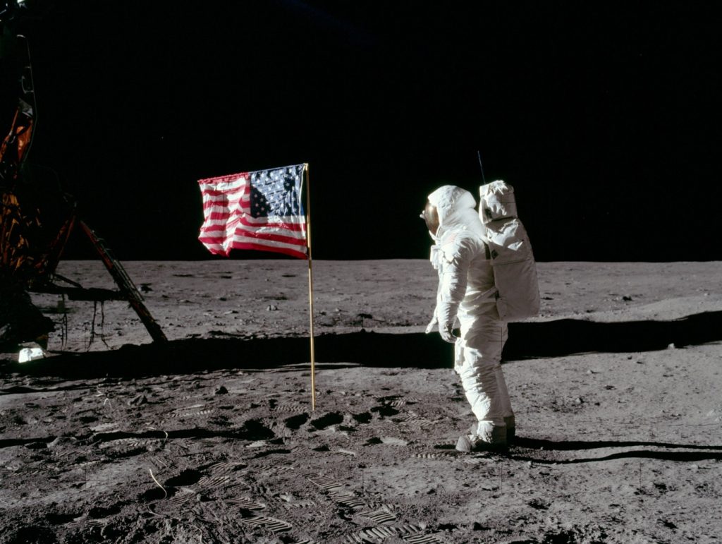 Buzz Aldrin saluda a la bandera estadounidense en el Mar de la Tranquilidad. Foto: NASA.
