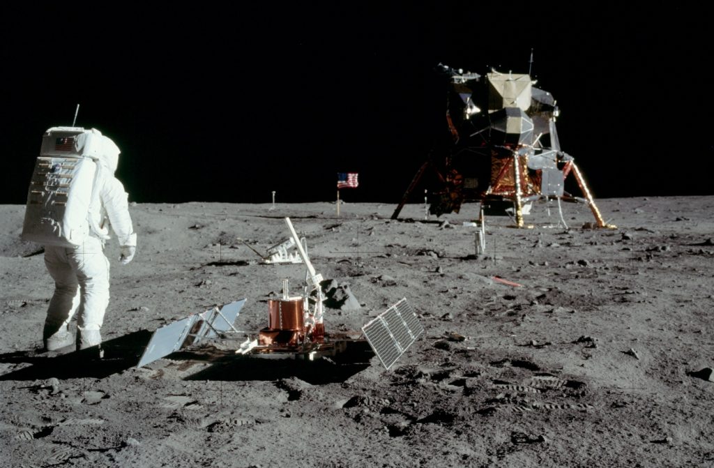 Aldrin mirando al módulo lunar tras desplegar un paquete de experimentos científicos en Base Tranquilidad. Foto: NASA.