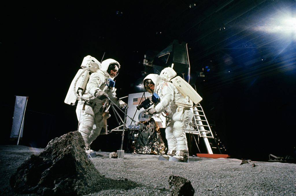 Buzz Aldrin y Neil Armstrong, ensayando lo que harían en la Luna. Foto: NASA.