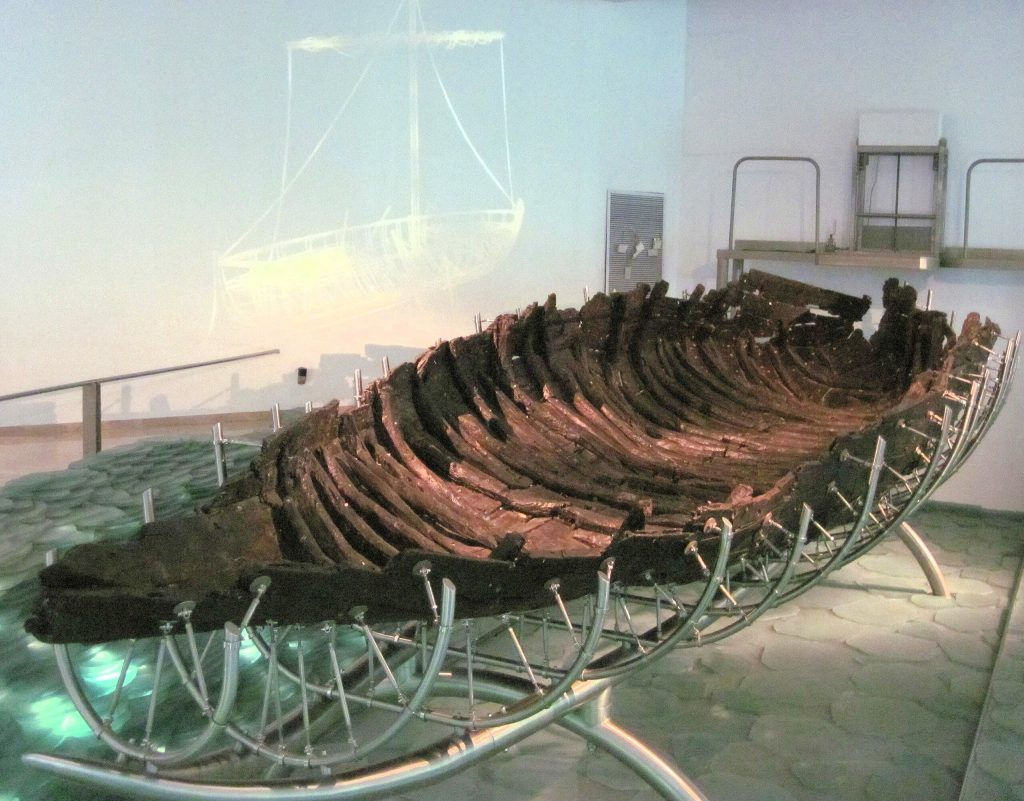 La embarcación en la que se dice que navegó Jesús, expuesta en el Museo del Centro Yigal Alon, en el kibutz Ginosar (Israel). Foto: Travellers & Tinkers.