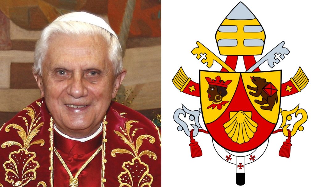 Benedicto XVI y su escudo papal. Foto: Fabio Pozzebom/ABr. Imagen: Andrea Cordero Lanza di Montezemolo.