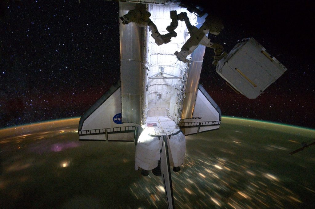 El 'Endeavour', atracado en la ISS, volando sobre ciudades iluminadas y bajo un  cielo estrellado. Foto: NASA