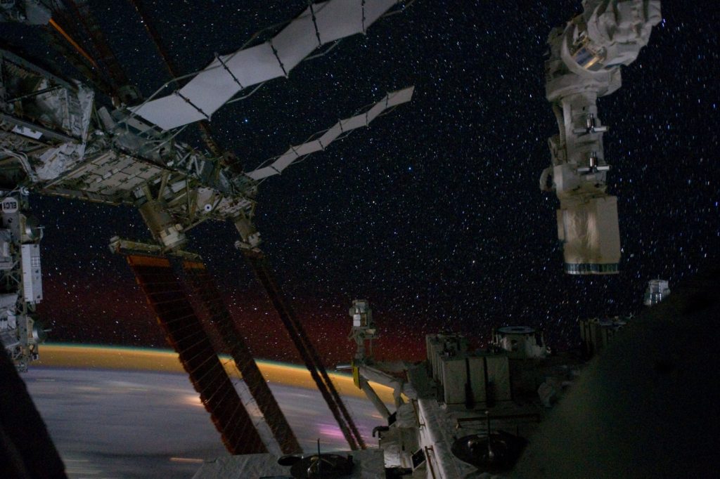 La ISS, con el cielo estrellado. Foto: NASA.