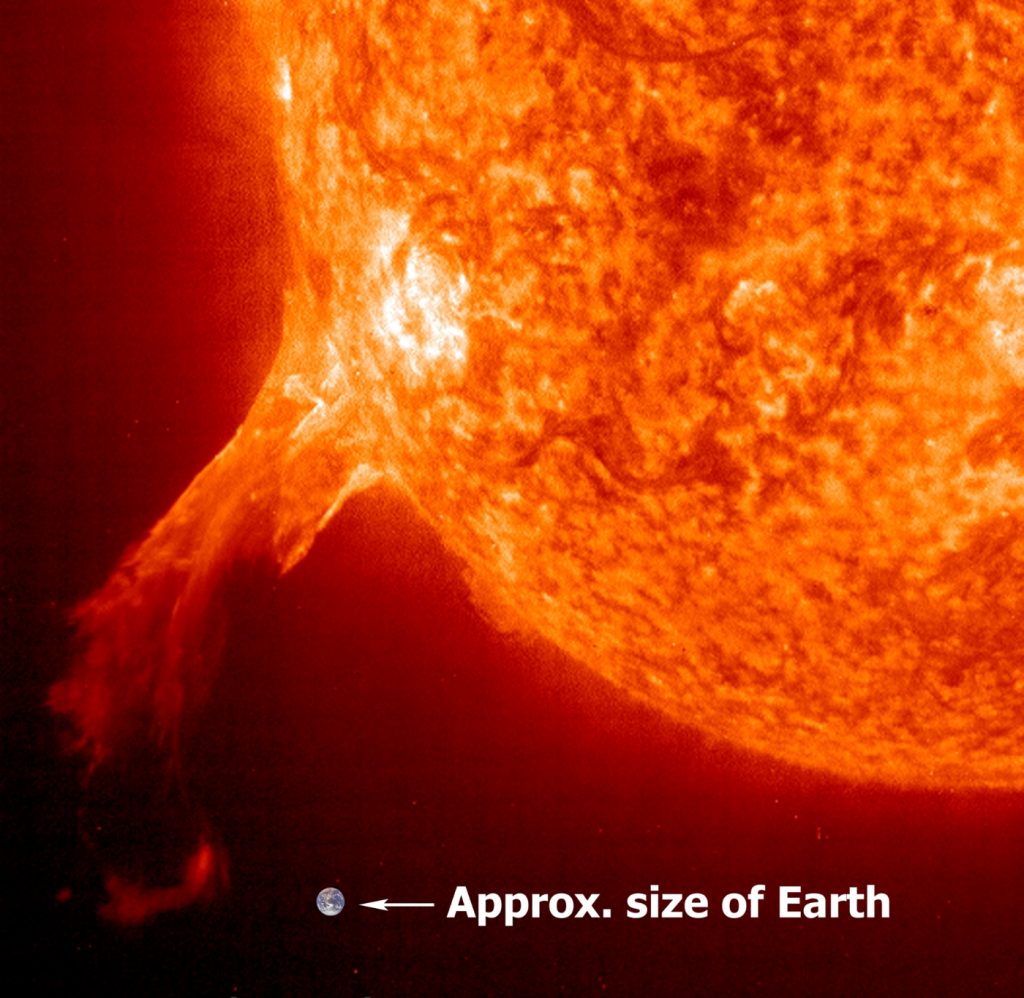 Una llamarada solar, captada el 1 de julio de 2002 por el 'Soho', comparada con el tamaño de la Tierra. Foto:ESA/NASA.
