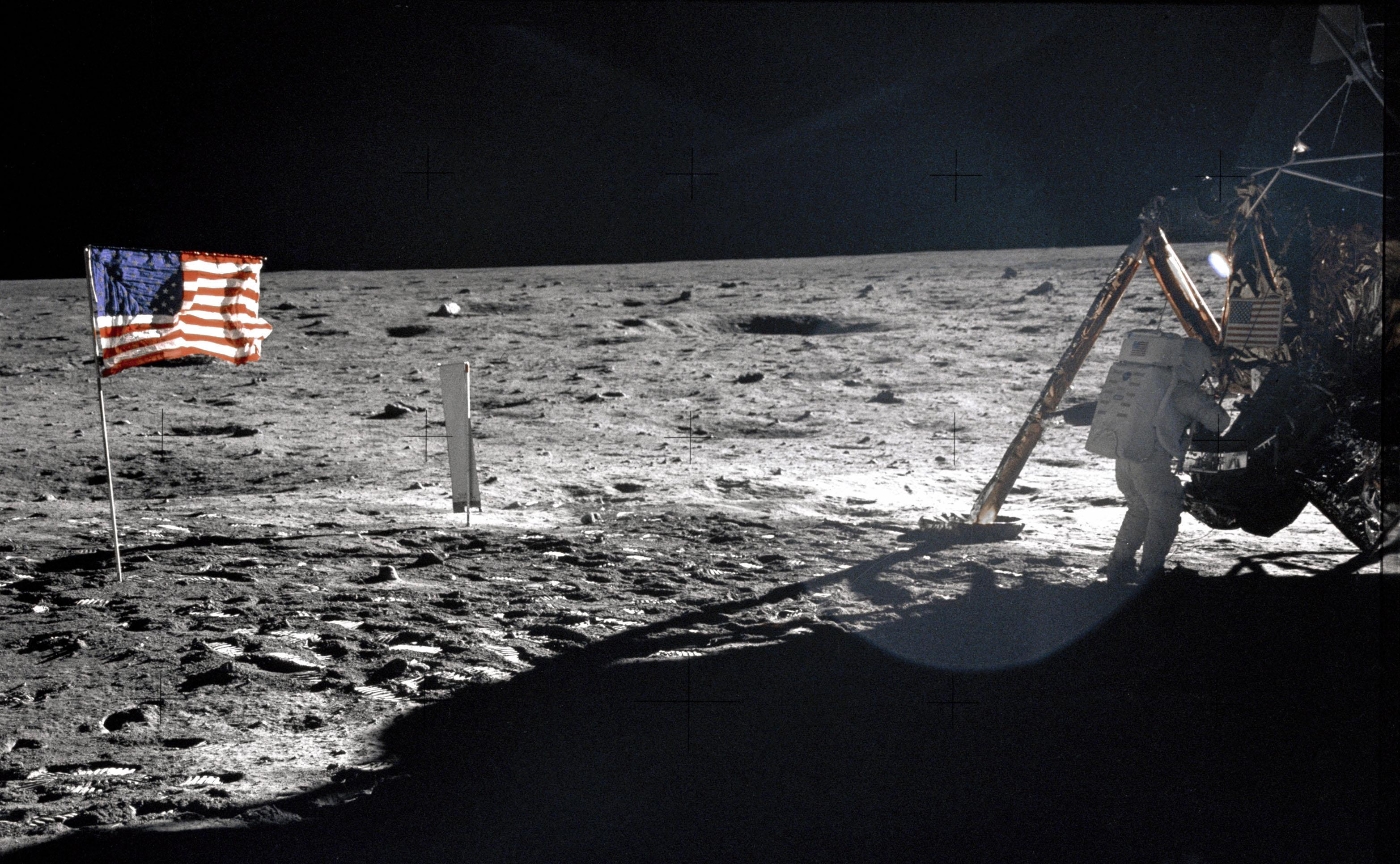 Armstrong igual no se confundió y dijo en la Luna que daba «un pequeño paso para ‘un’ hombre…»