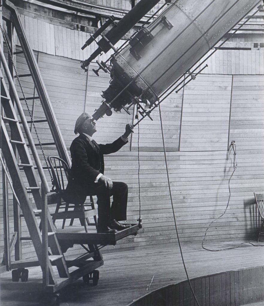 Percival Lowell, en 1900, mirando por su telescopio de 24 pulgadas.