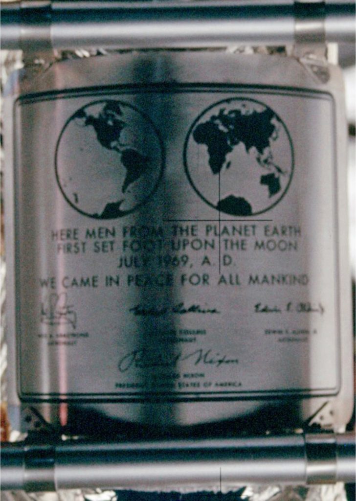 Placa conmemorativa en la escalerilla del módulo lunar del 'Apollo 11'. Foto: NASA.