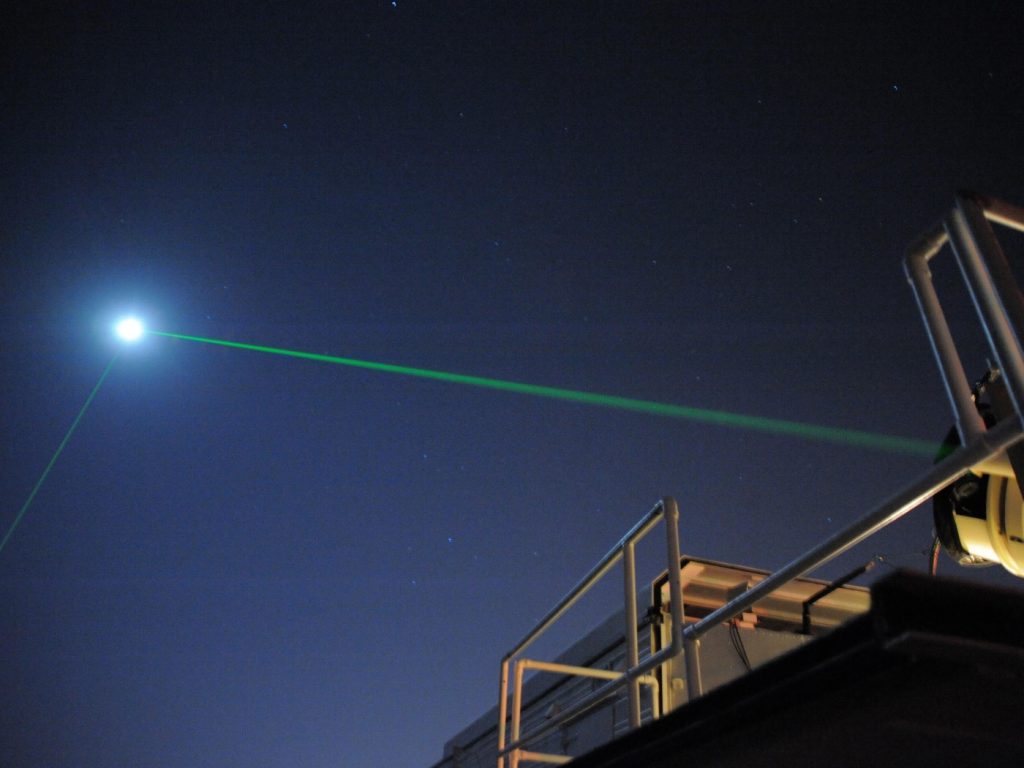 Dos rayos láser disparados desde el Observatorio Geofísico y Astronómico Centro de Vuelo Espacial Goddard de la NASA, en Maryland, hacia un reflector del 'Lunar Reconnaissance Orbiter'. Foto: NASA.