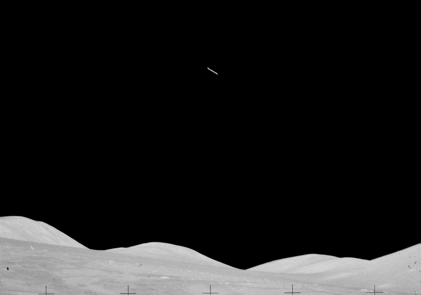 ¿Un ovni volando sobre la Luna? No, un martillo lanzado por un astronauta del ‘Apollo 17’