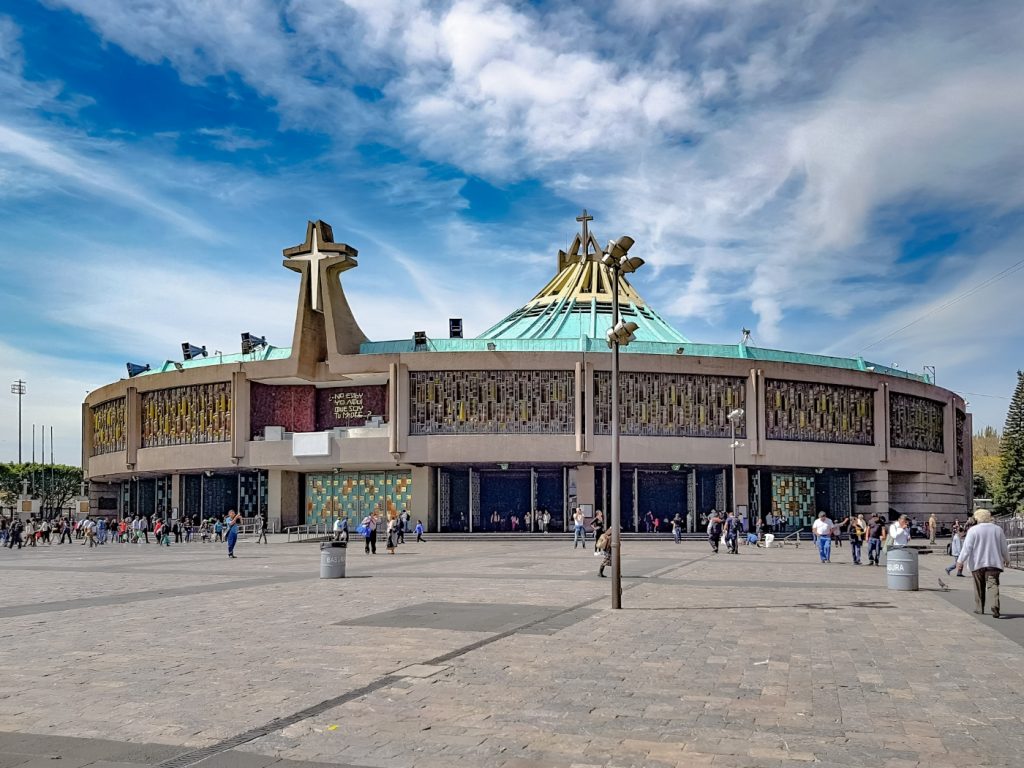 La basílica de Guadalupe, al pie del cerro del Tepeyac, es el segundo templo más visitado de la cristiandad por detrás de San Pedro de Roma. Foto: Drkgk.