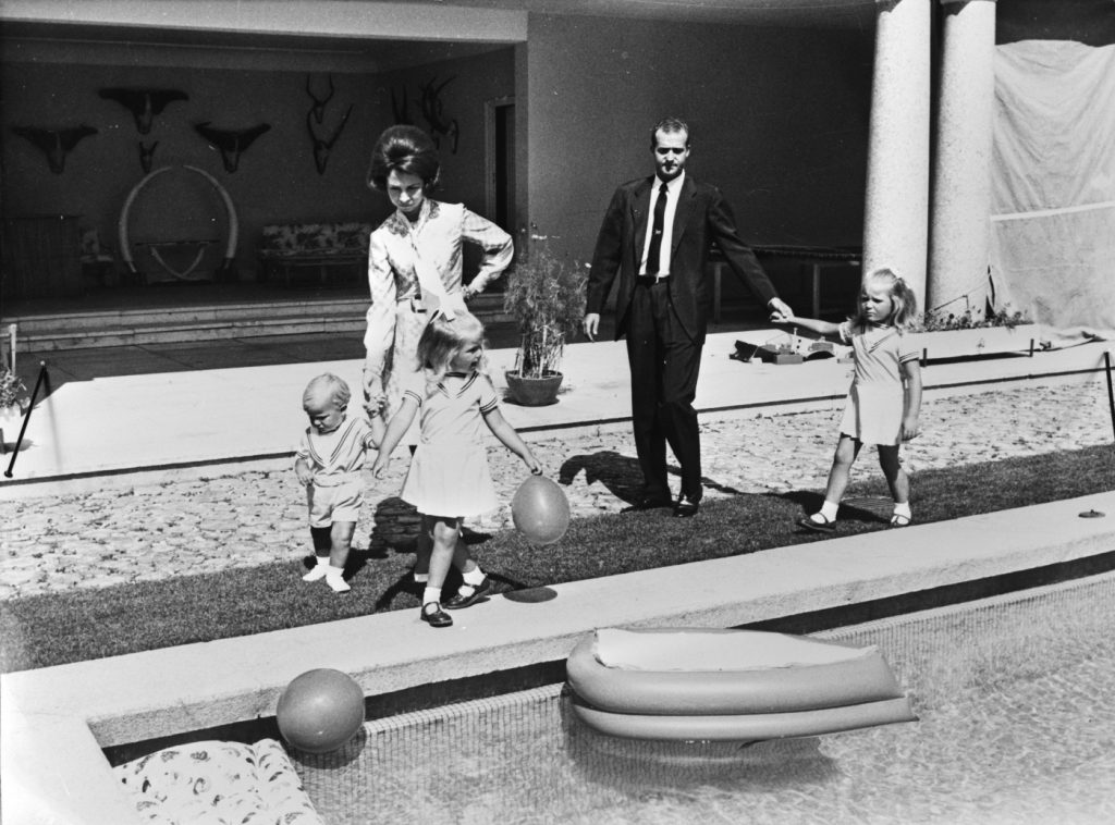 Sofía de Grecia y Juan Carlos de Borbón, con sus hijos -Felipe, Cristina y Elena, en el palacio de La Zarzuela en 1969.