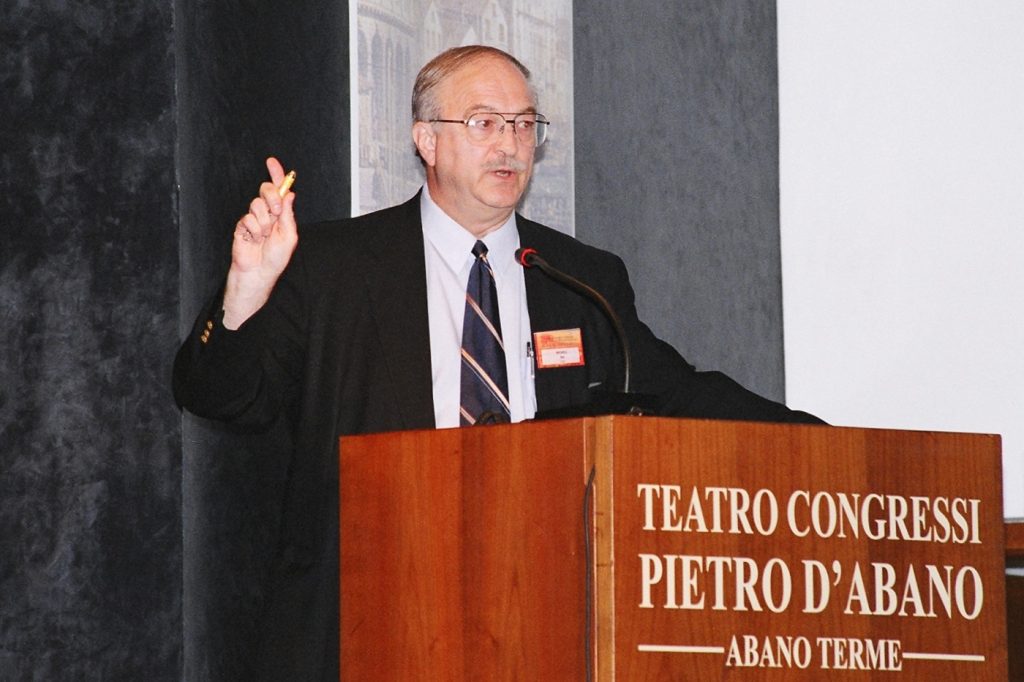 Joe Nickell, durante una de sus intervenciones en el V Congreso Escéptico Mundial, celebrado en Italia en 2004. Foto: Alberto Villa.