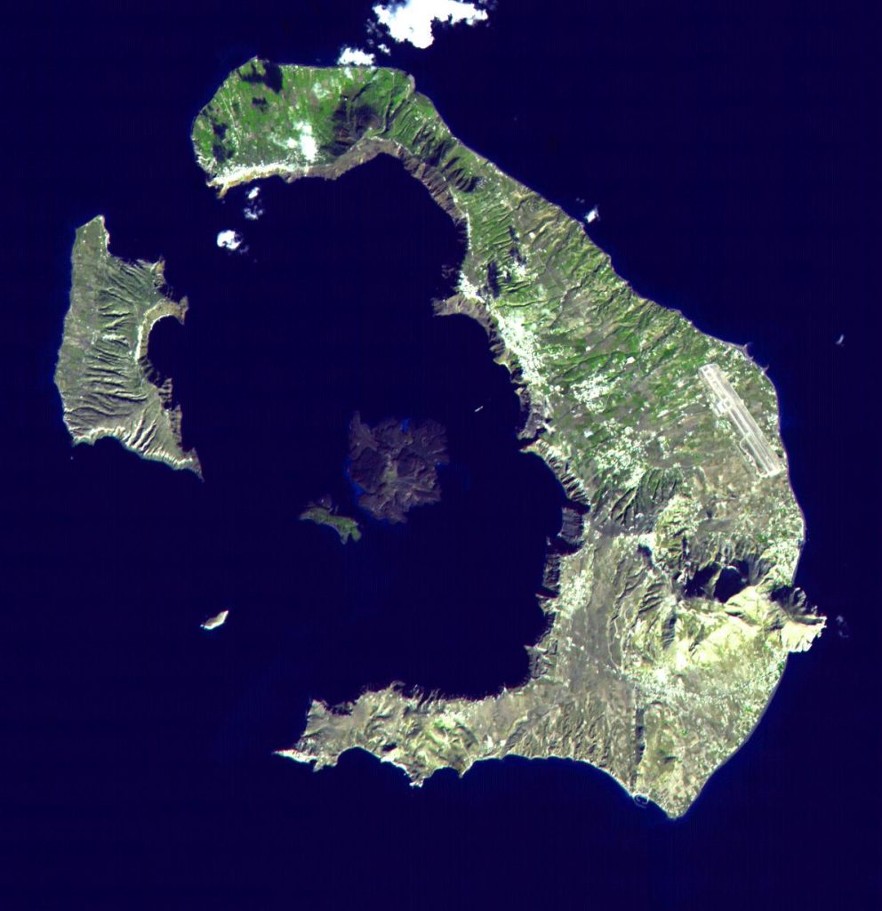 La isla griega de Santorini fotografiada por el satélite 'Terra'. Foto: NASA.