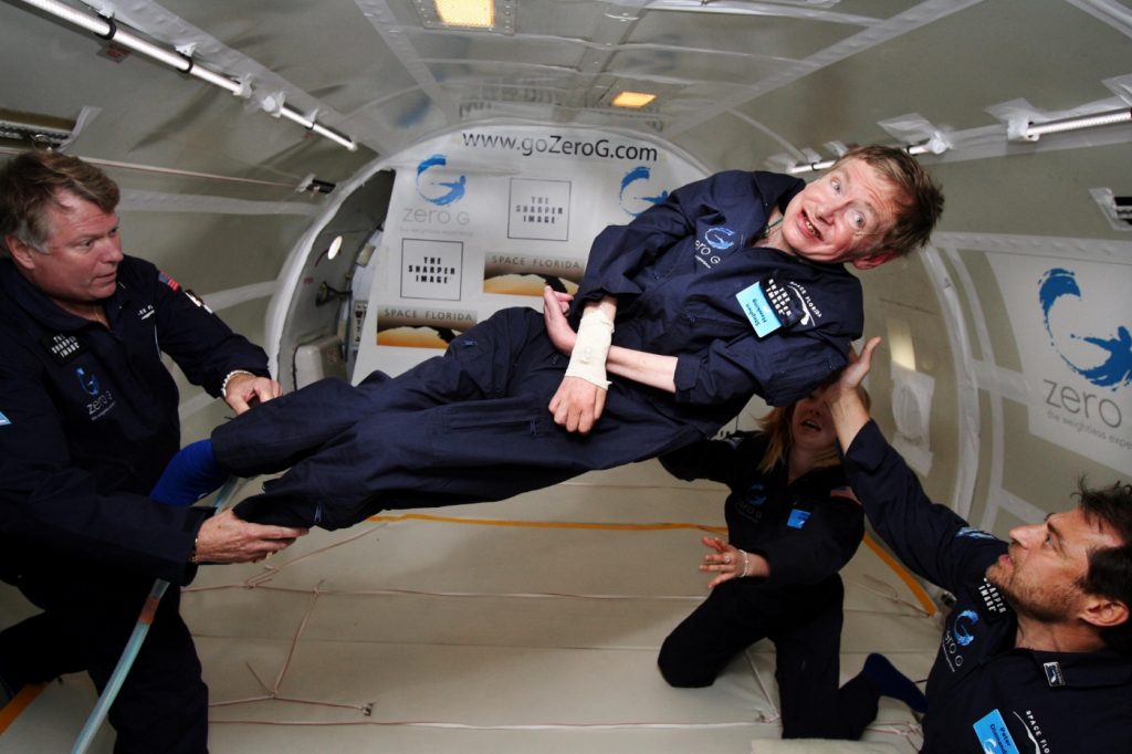 Stephen Hawking disfruta de la caída libre en un vuelo parabólico. Foto: Zero G.