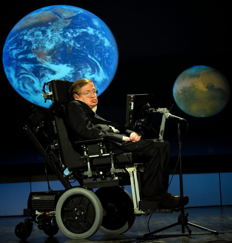 Stephen Hawking, durante una conferencia con motivo del cincuentenario de la NASA, el 21 de abril de 2008. Foto: Paul E. Alers / NASA.