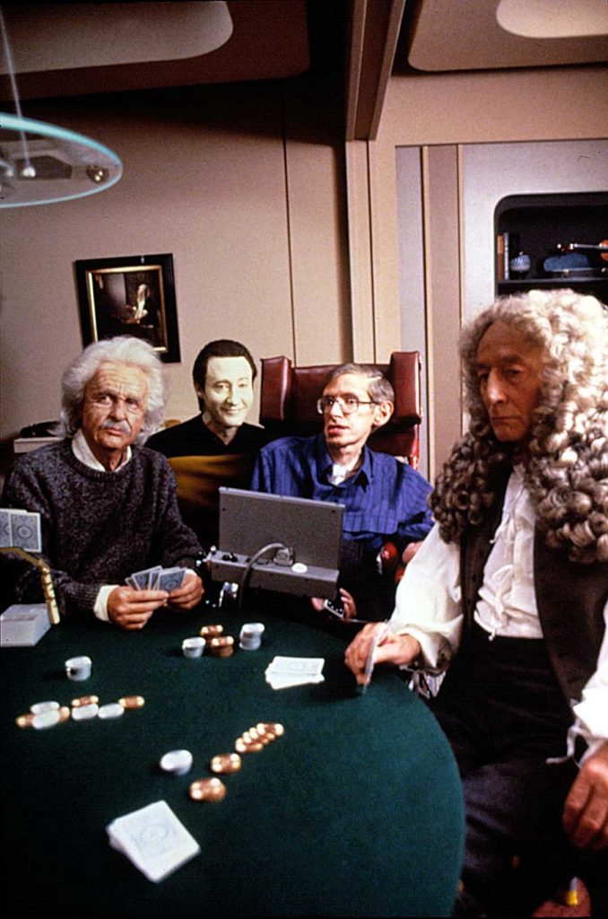 Stephen Hawking con Albert Einstein, Data e Isaac Newton, sus compañeros de póquer en la 'Enterprise' en 'Star trek. La nueva generación'.