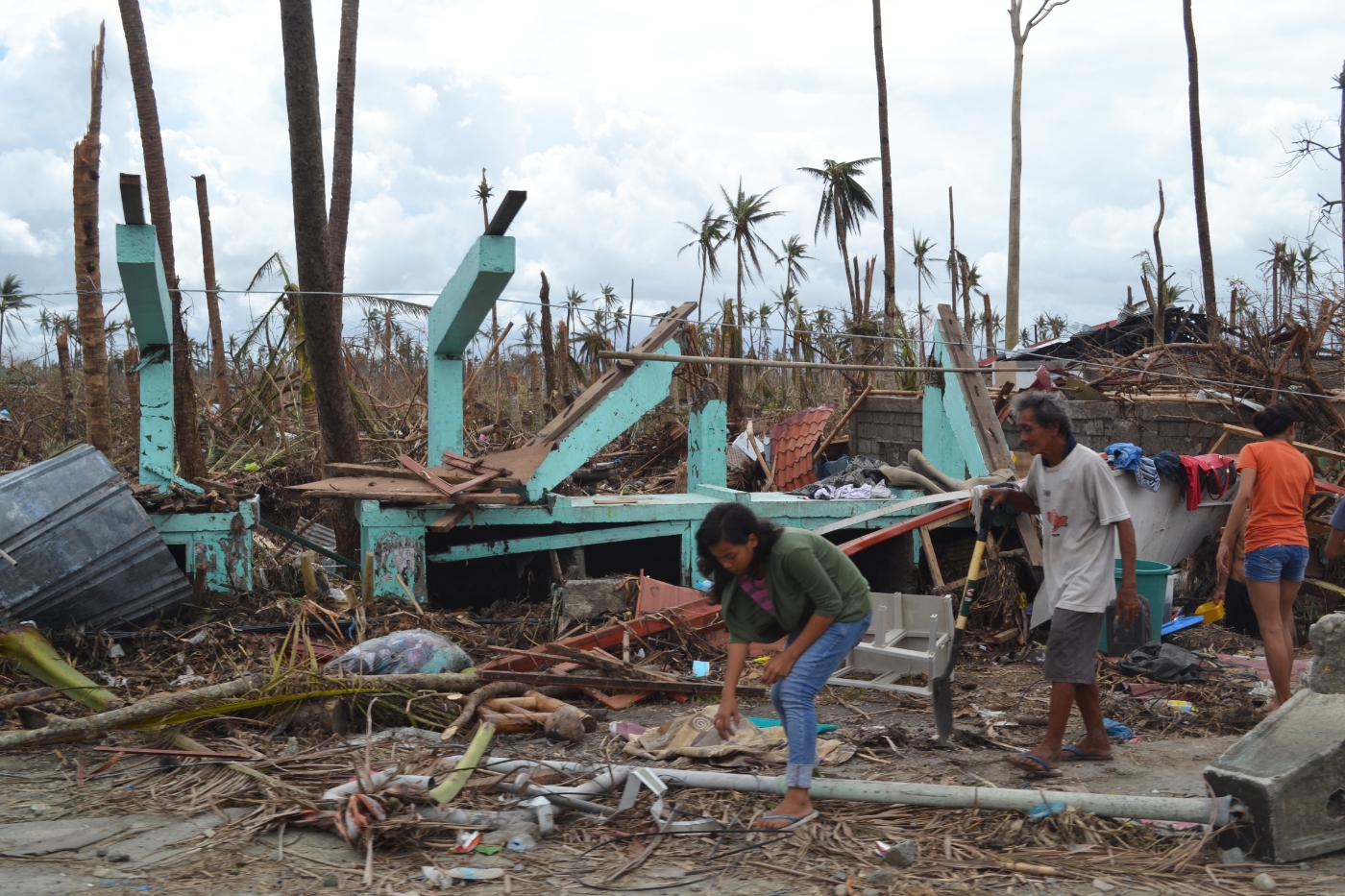 Las víctimas de desastres como el tifón Haiyan necesitan ayuda real, no oraciones ni biblias