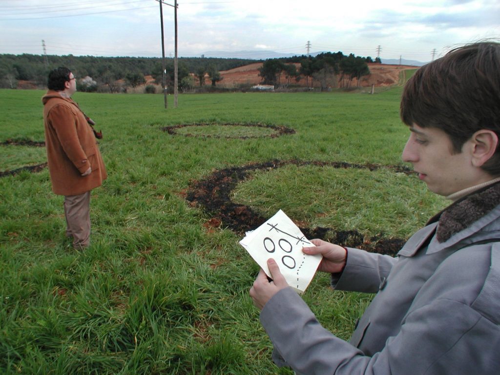 Juan Turu (Jordi Vilches) investiga un caso ovni con un amigo en 'Platillos volantes' (2003).