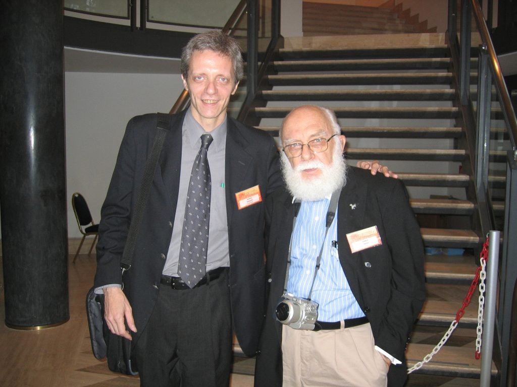 Alejandro J. Borgo con James Randi, en un descanso del Congreso Escéptico Mundial de Abano Terme. Foto: L.A. Gámez.