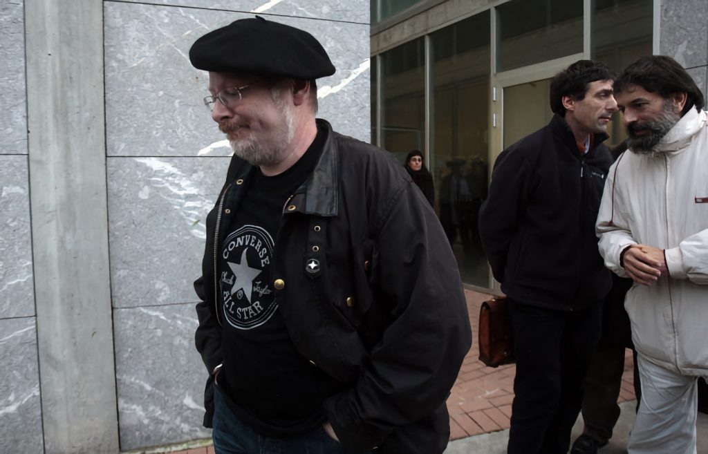 Urtzi Ihilta camina detrás de Eliseo Gil tras comparecer el arqueólogo ante los medios tras conocerse el fraude de Iruña-Veleia. Foto: Rafael Gutiérrez.