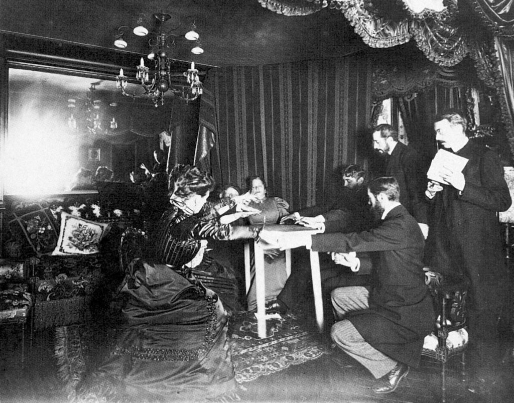 Una mesa levita durante una sesión de espiritismo con la médium Eusapia Palladino en casa del astrónomo Camille Flammarion el 25 de noviembre de 1898. Foto: H. Mairet.