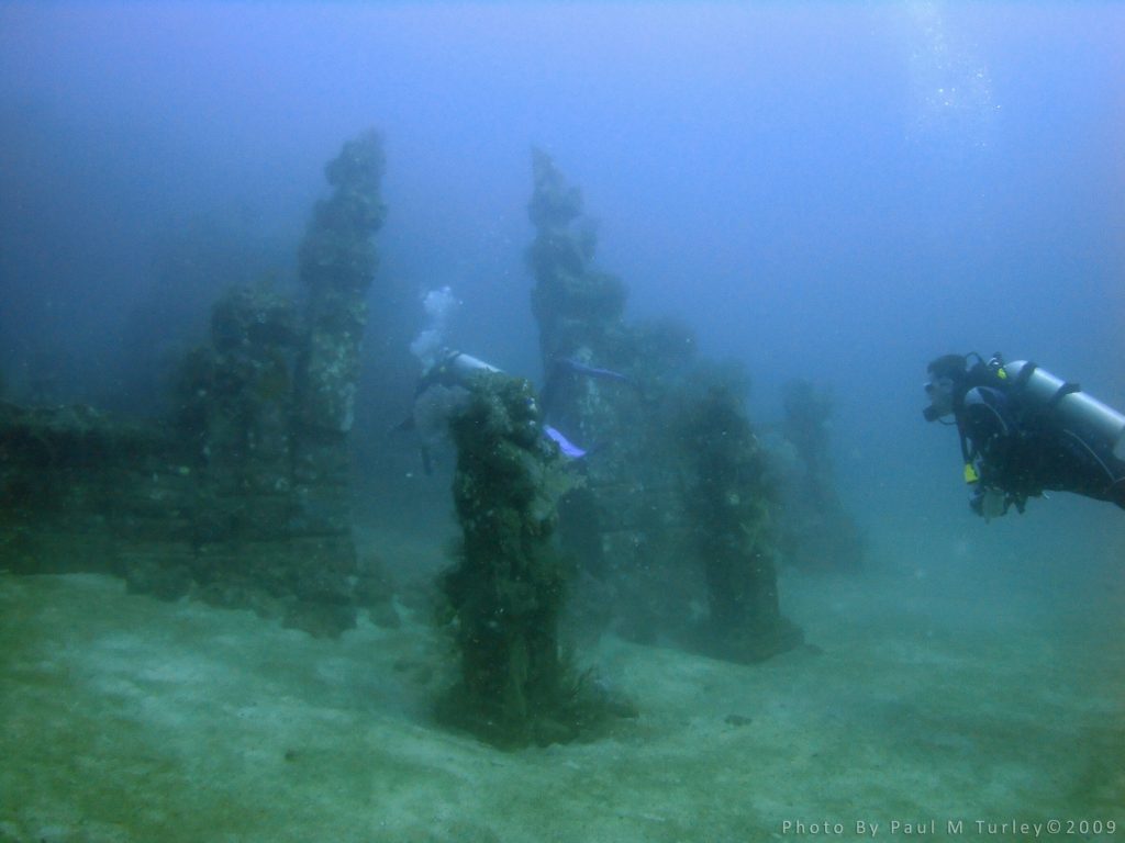 Dos buceadores entran en una de las zonas amuralladas del Jardín del Templo Submarino. Foto: Paul Turley.