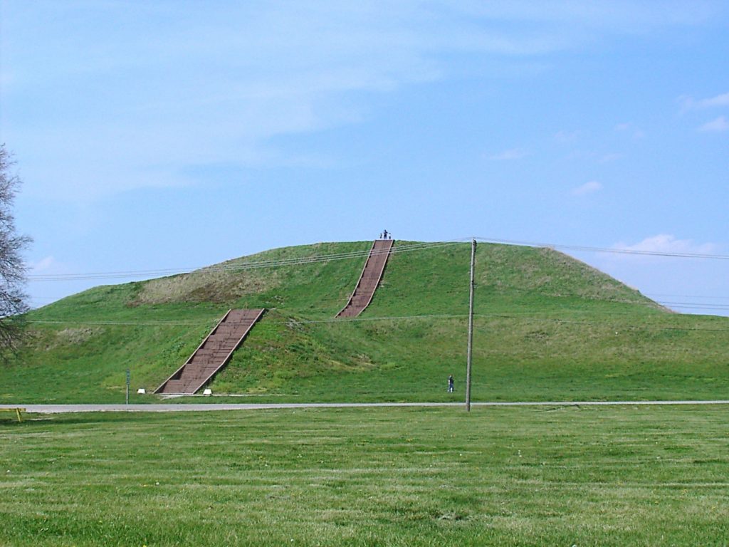 El enorme montículo de los Monje sde la ciudad indígena de Cahokia. Foto: Skubasteve834.