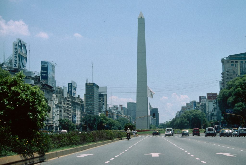 El obelisco de Buenos Aires en abril de 2003. Foto: Hans-Peter Bärtschi.