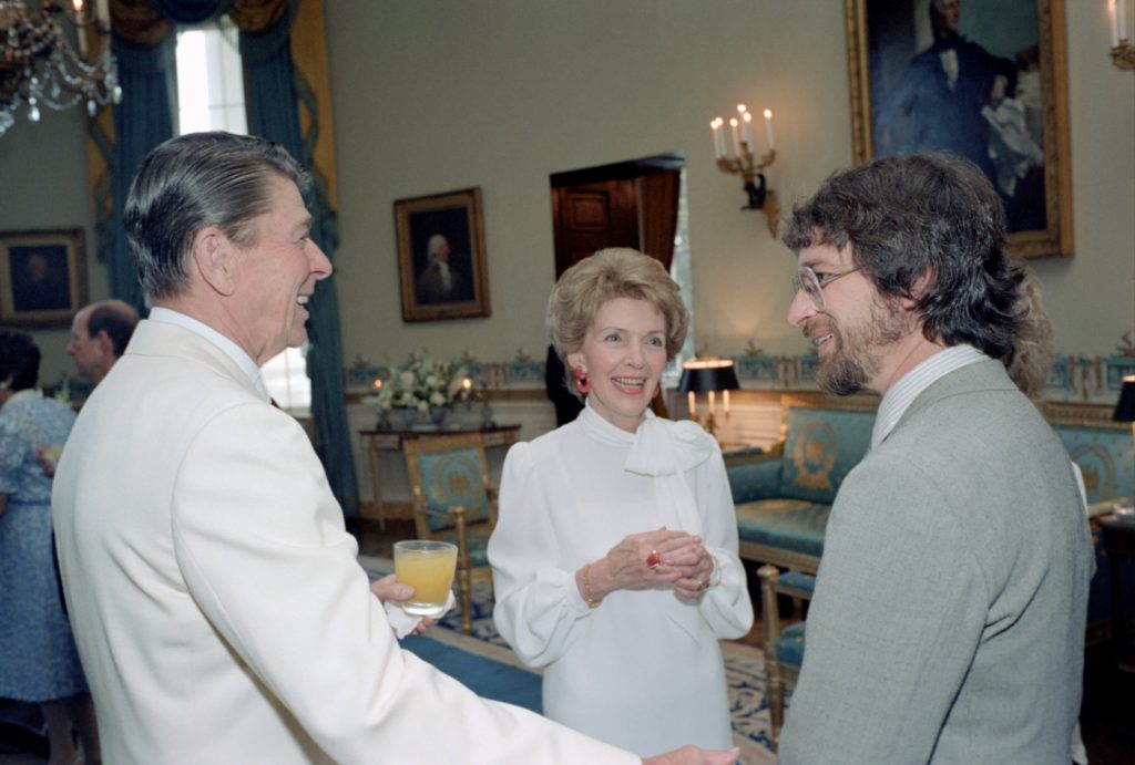 Ronald y Nacy Reagan hablan con Steven Spielberg en la Casa Blanca después de la proyección de 'ET', el 27 junio de 1982. Foto. Biblioteca Reagan.