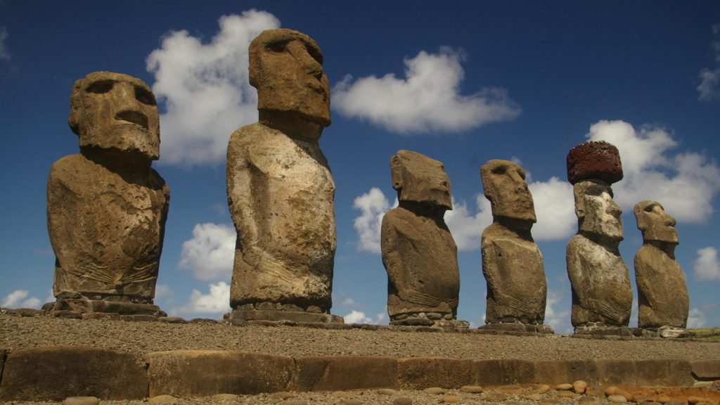 Seis de los moáis del Ahu Tongariki. Foto: Ian Sewell.