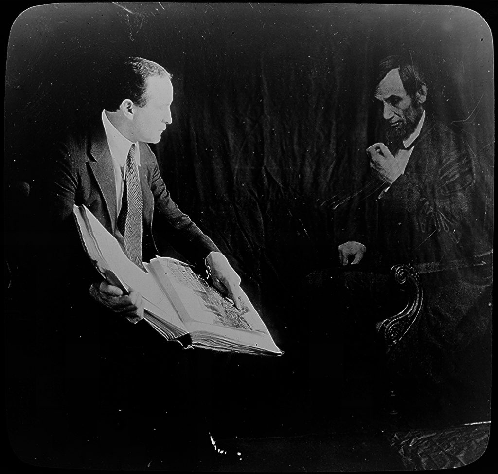 Houdini con el fantasma Abraham Lincoln. El mago hizo esta foto para demostrar lo fácil que era crear imágenes de espíritus. Foto: Biblioteca del Congreso de Estados Unidos.