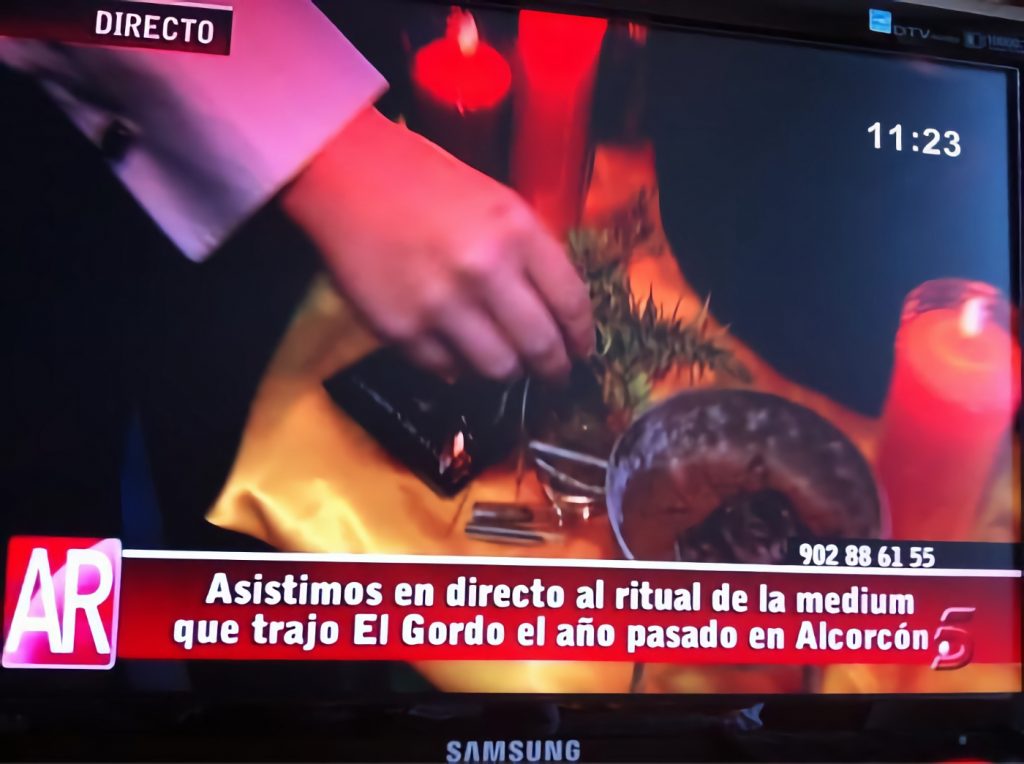 Un momento de la emisión en dirceto en Telecinco del ritual de la médium del 'Gordo'. Foto: Oiane Flaño.