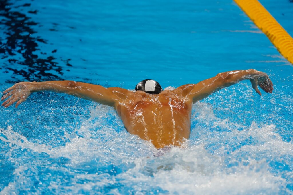 Michael Phelps en la piscina olímpica, con moratones en la espalda y los hombros, producto de la ventosaterapia. Foto: Fernando Frazão / Agencia Brasil.