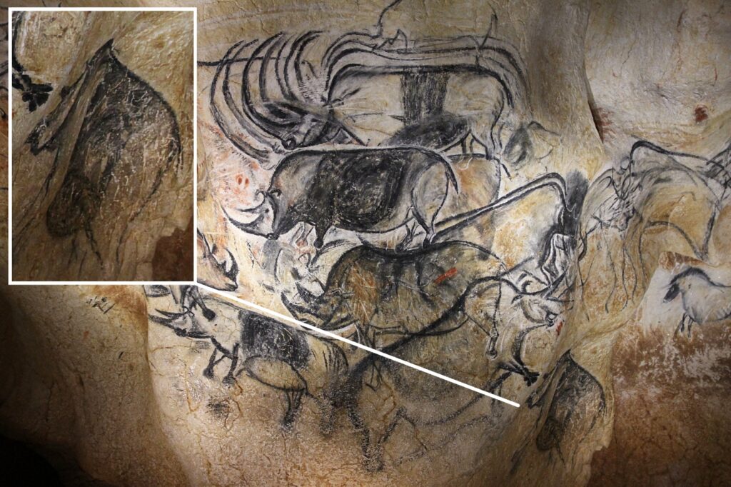 Rinocerontes del 'Panel de los leones' de la cueva francesa de Chauvet con el que los criptozoólogos dicen que es un homínido destacado. Foto: Claude Valette.