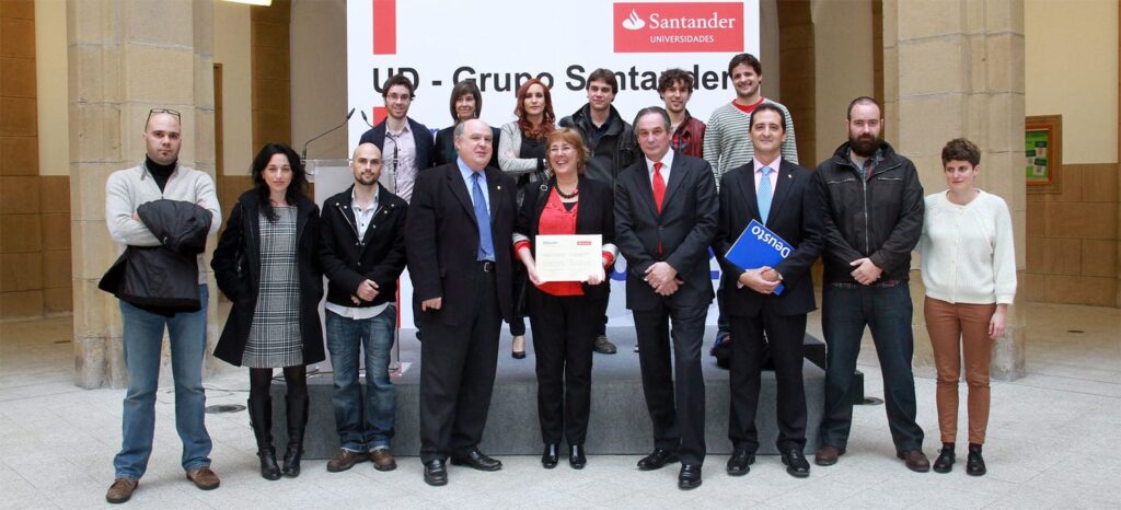 De izquierda a derecha y de atrás adelante, Tomás de la Vega, Cristina Orgaz, Nerea Ortega, Ion Yarritu, Marcos Díaz (recién incorporado al Labpsico), Pablo Garaizar, Gustavo Vazquez, Saioa Palacios, Fernando Blanco, Jaime Oraá (rector de la Universidad de Deusto), Helena Matute, Ignacio Polidura (director territorial del Banco Santander en el País Vasco), José Luis del Val (vicerrector de Investigación de la Universidad de Deusto), Carmelo Pérez e Itxaso Barbería. Foto: Belén Ibarrola. De izquierda a derecha y de atrás adelante, Tomás de la Vega, Cristina Orgaz, Nerea Ortega, Ion Yarritu, Marcos Díaz (recién incorporado al Labpsico), Pablo Garaizar, Gustavo Vazquez, Saioa Palacios, Fernando Blanco, Jaime Oraá (rector de la Universidad de Deusto), Helena Matute, Ignacio Polidura (director territorial del Banco Santander en el País Vasco), José Luis del Val (vicerrector de Investigación de la Universidad de Deusto), Carmelo Pérez e Itxaso Barbería. Foto: Belén Ibarrola.