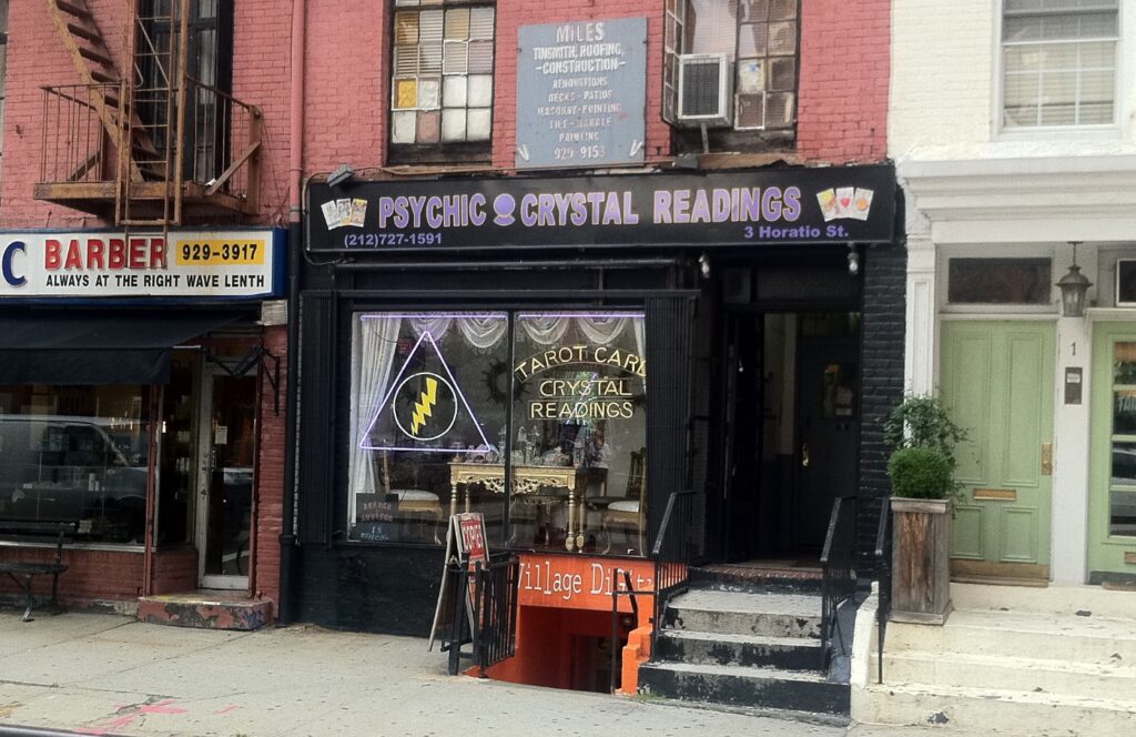 Puesto de adivinas en la Avenida de las Américas, en Nueva York. Foto: L.A. Gámez. Consulta de adivina en una calle de Manhattan. Foto: L. A. Gámez.
