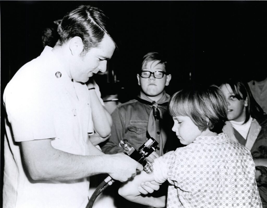 Una niña recibe la vacuna contra la rubéola en los años 70. Foto: Biblioteca Nacional de Medicina de Estados Unidos.